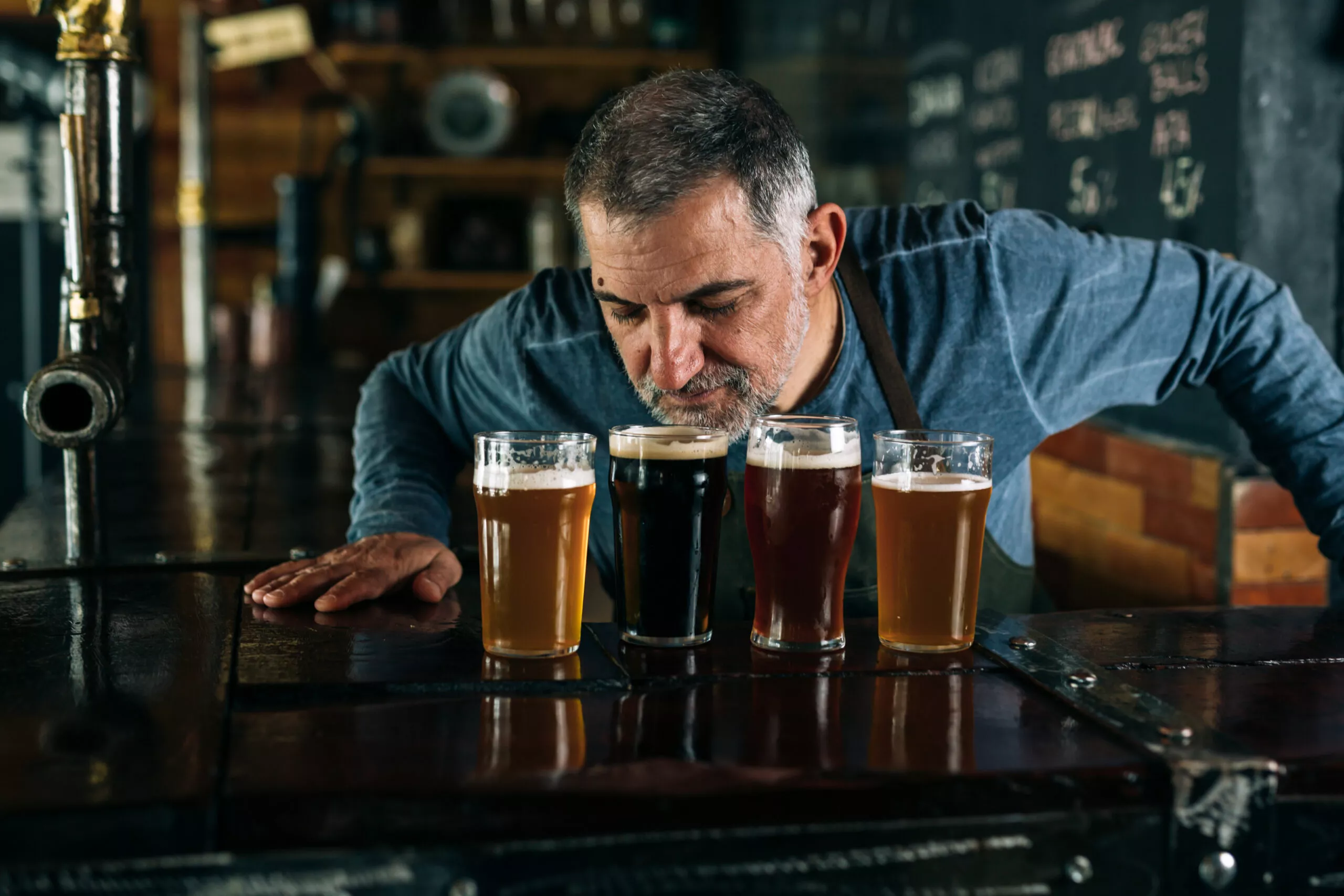 barista che annusa una birra nel bar