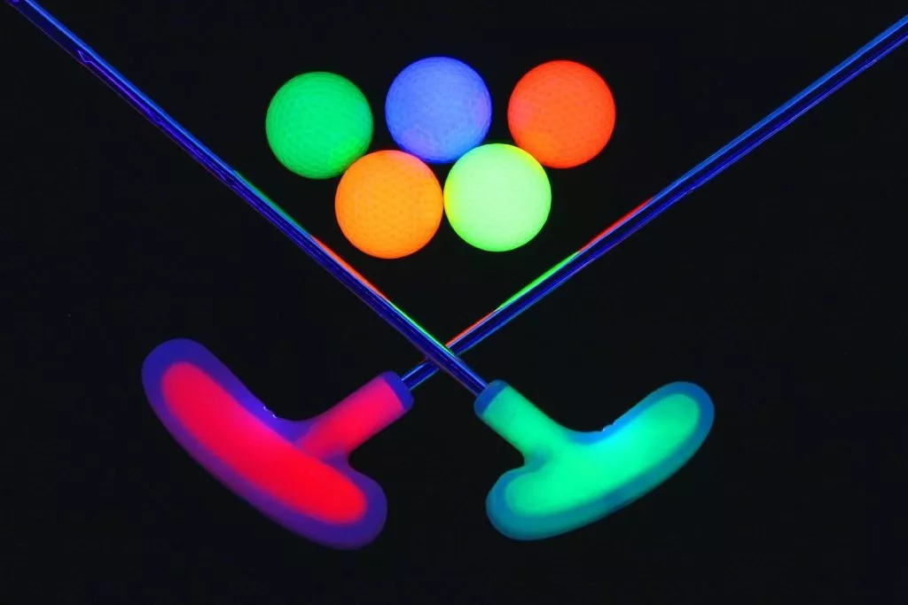 клюшки и мячи для мини-гольфа