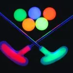 клюшки и мячи для мини-гольфа