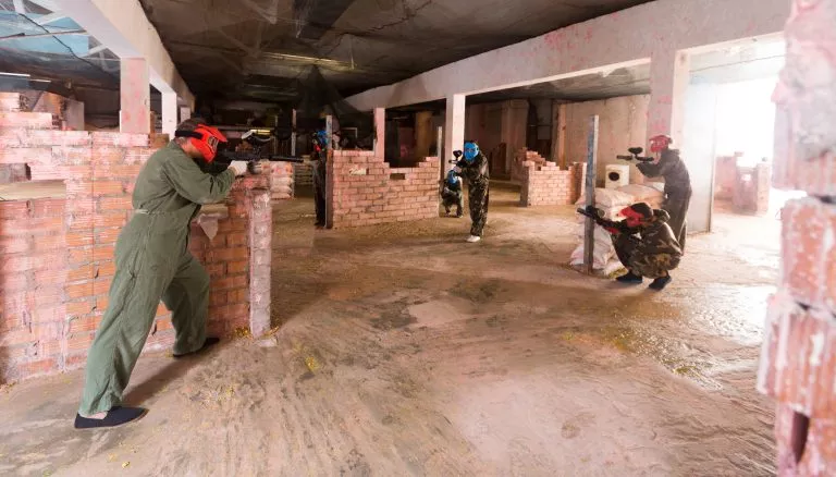 группа, играющая в пейнтбол