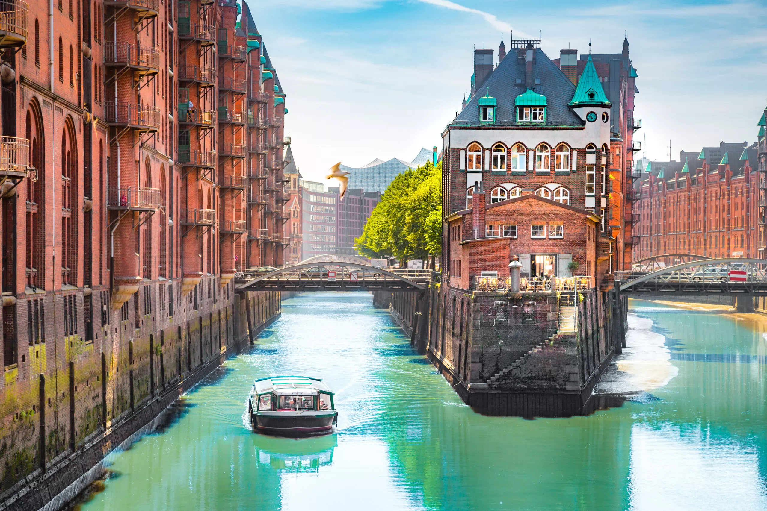 Il quartiere portuale di Amburgo Speicherstadt con un battello turistico in estate, Germania