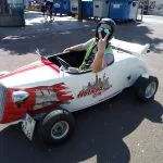 un cerf dans un hot rod