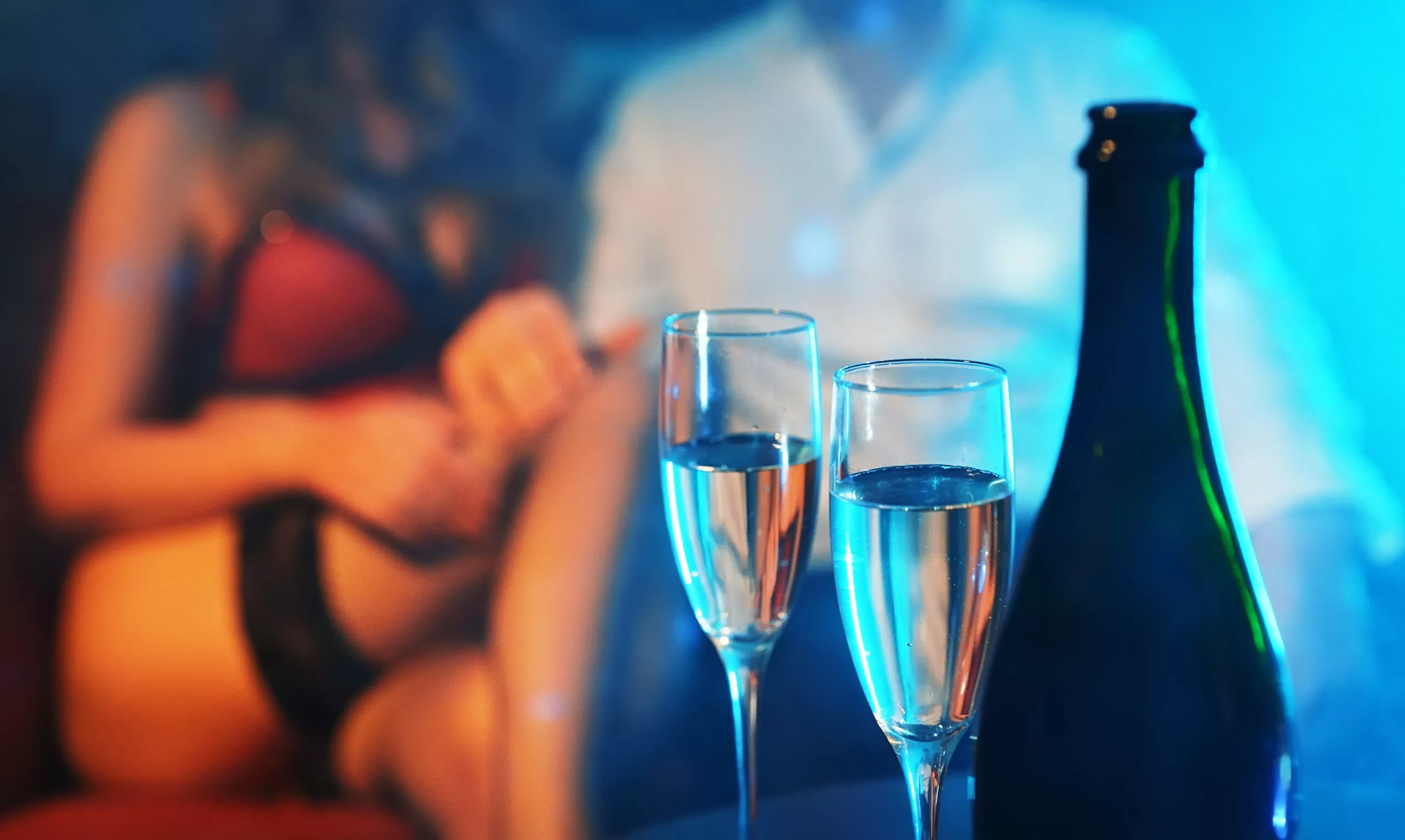 Женщина флиртует с мужчиной в стриптиз-клубе.